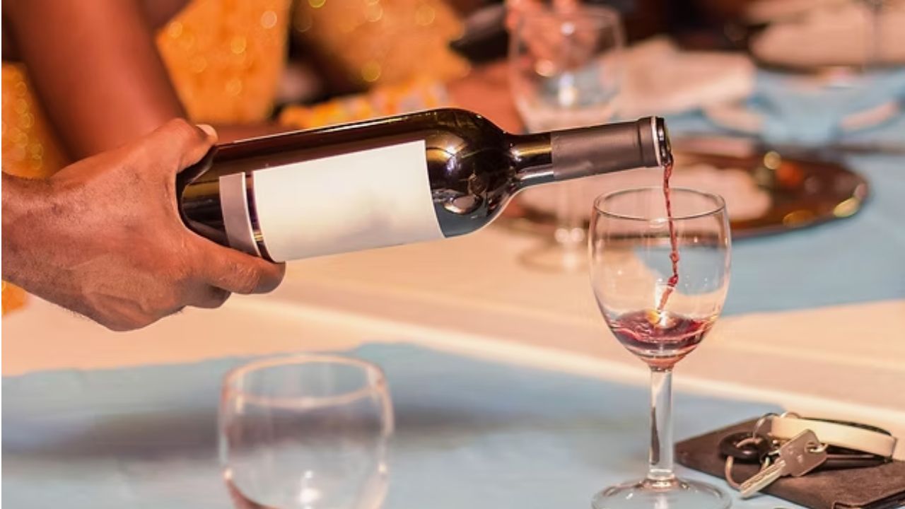 How to Serve White Wine So It Tastes Right