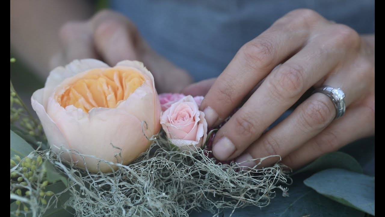 How to Make a Greenery Garland Table Runner with Mini Flower Bouquets